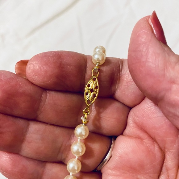 Vintage Pretty single strand Ivory faux pearl Necklace - Picture 3 of 15